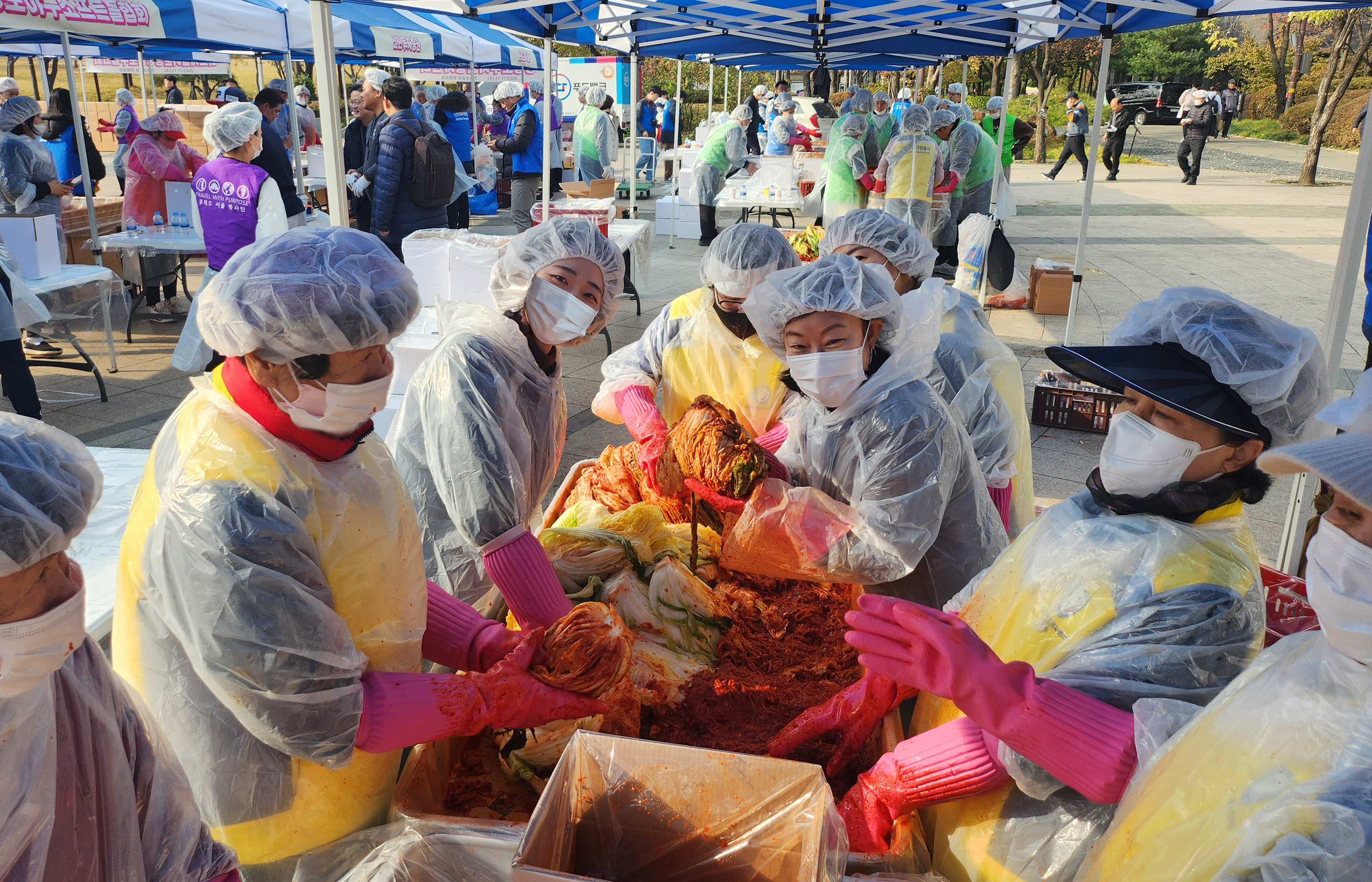 임직원과 영등포구 자원봉사센터원들이 15일 영등포공원에서 열린 &lsquo;2023년 영등포구 함께 김장하는 날&rsquo; 행사에 참석해 김장하는 사진